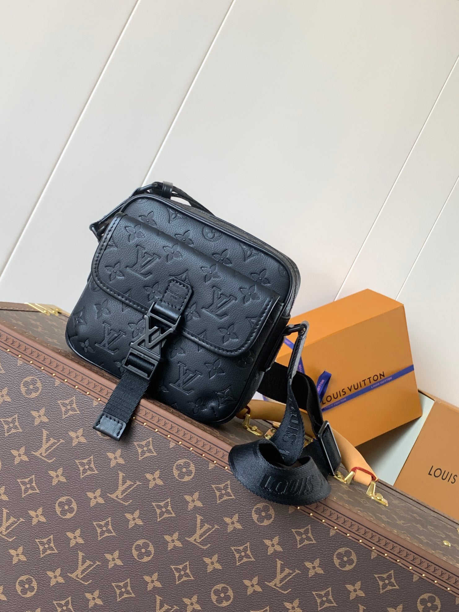 Louis Vuitton Steamer Wearable Wallet en Monogram Shadow Leather Black