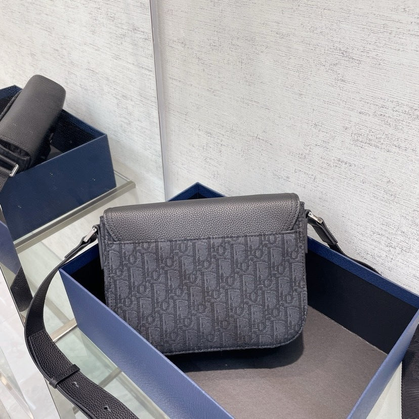 Sac Christian Dior – Élégance Urbaine & Signature Contemporaine