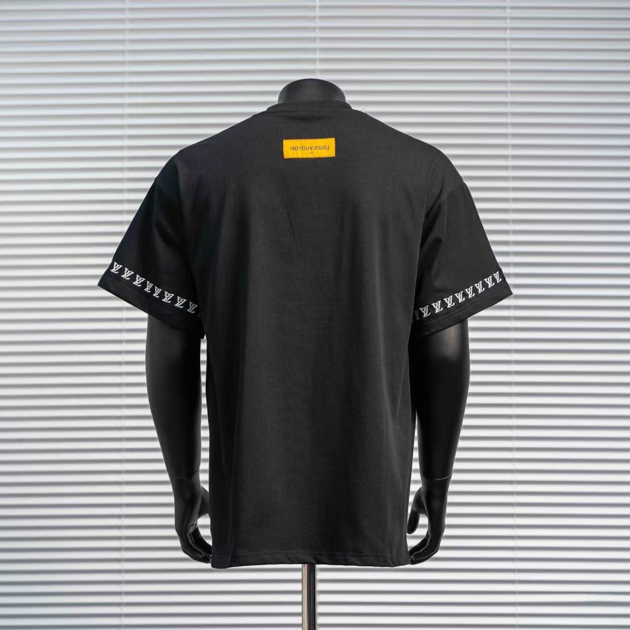 T-shirt Louis Vuitton – Sobriété Moderne & Signature Distinctive