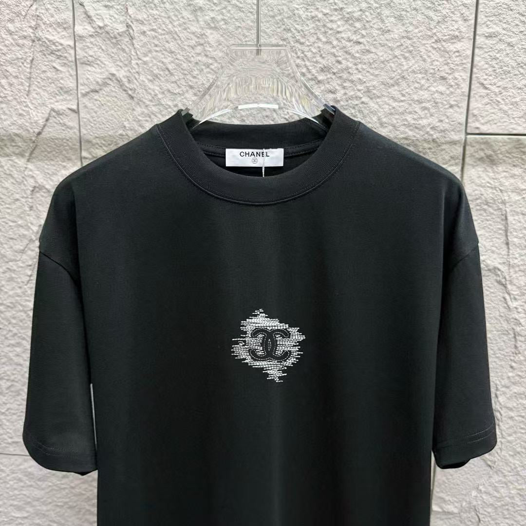 T-shirts Chanel – Minimalisme Iconique & Élégance Intemporelle