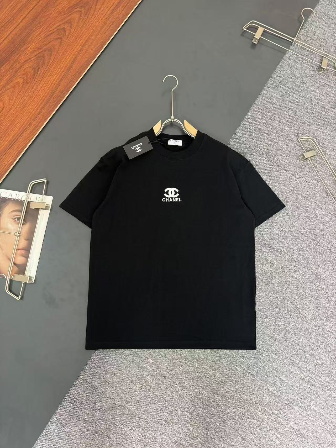 T-Shirt Logo CC – L'Essentiel du Luxe Discret