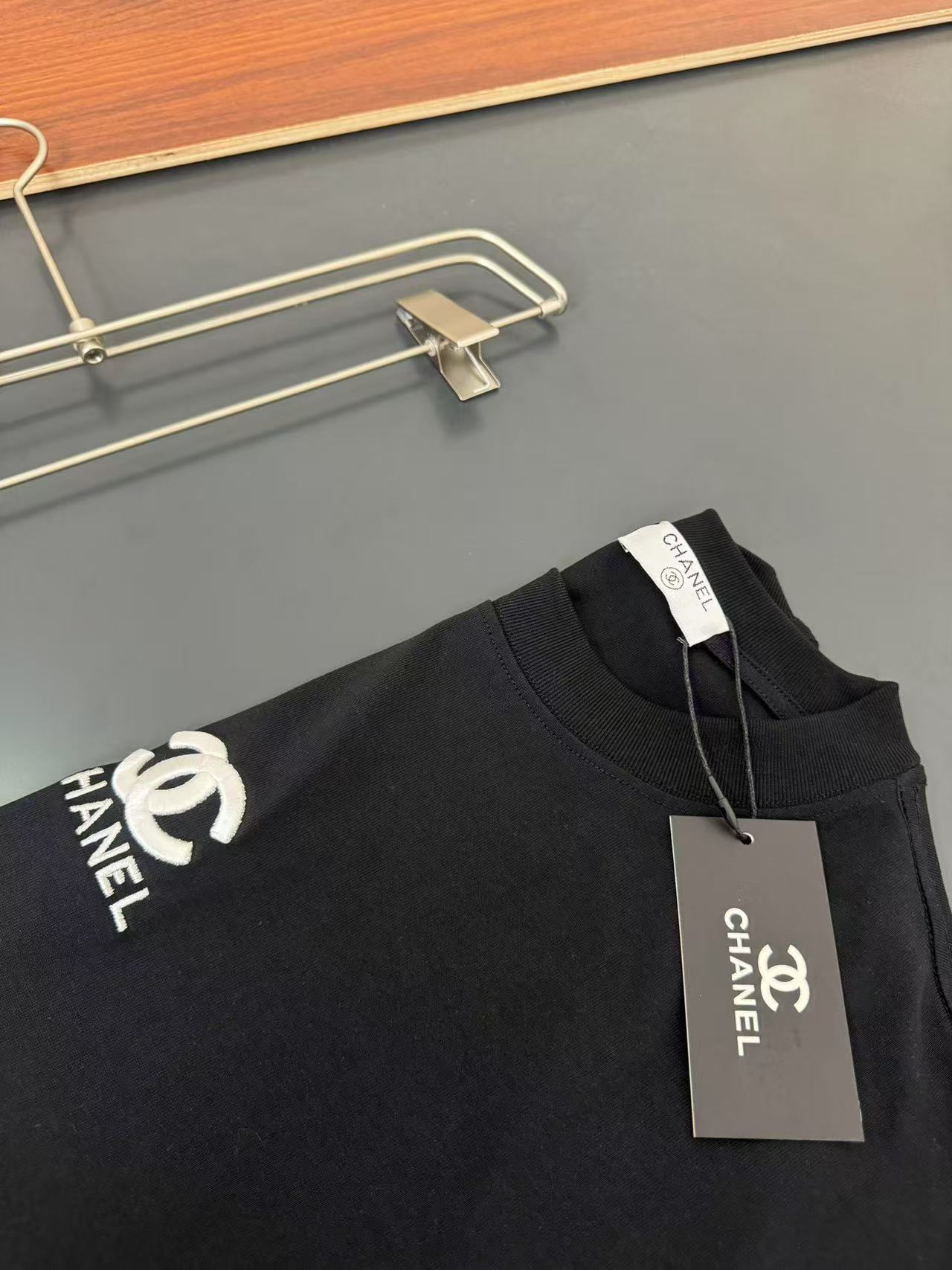T-Shirt Logo CC – L'Essentiel du Luxe Discret