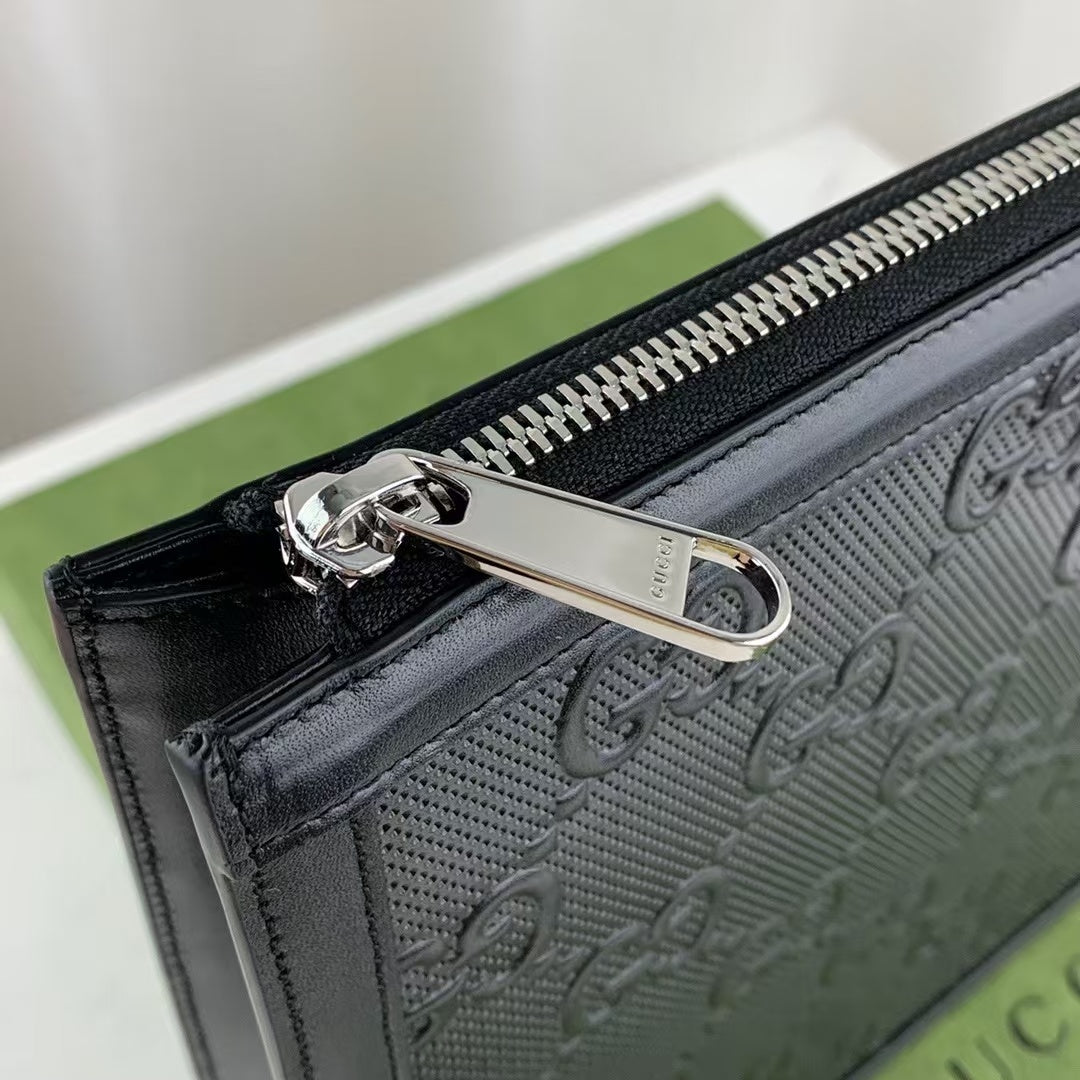 Pochette GG en Cuir Noir Embossé – Élégance Moderne Signée Gucci