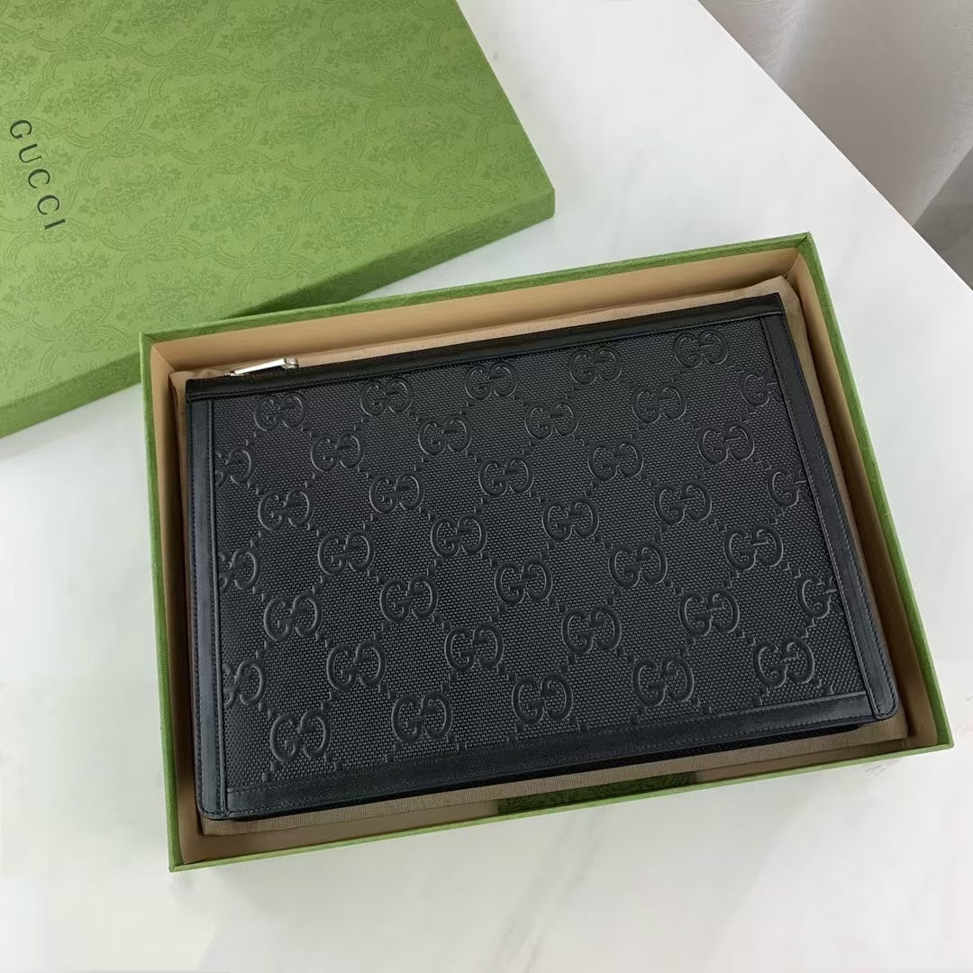 Pochette GG en Cuir Noir Embossé – Élégance Moderne Signée Gucci