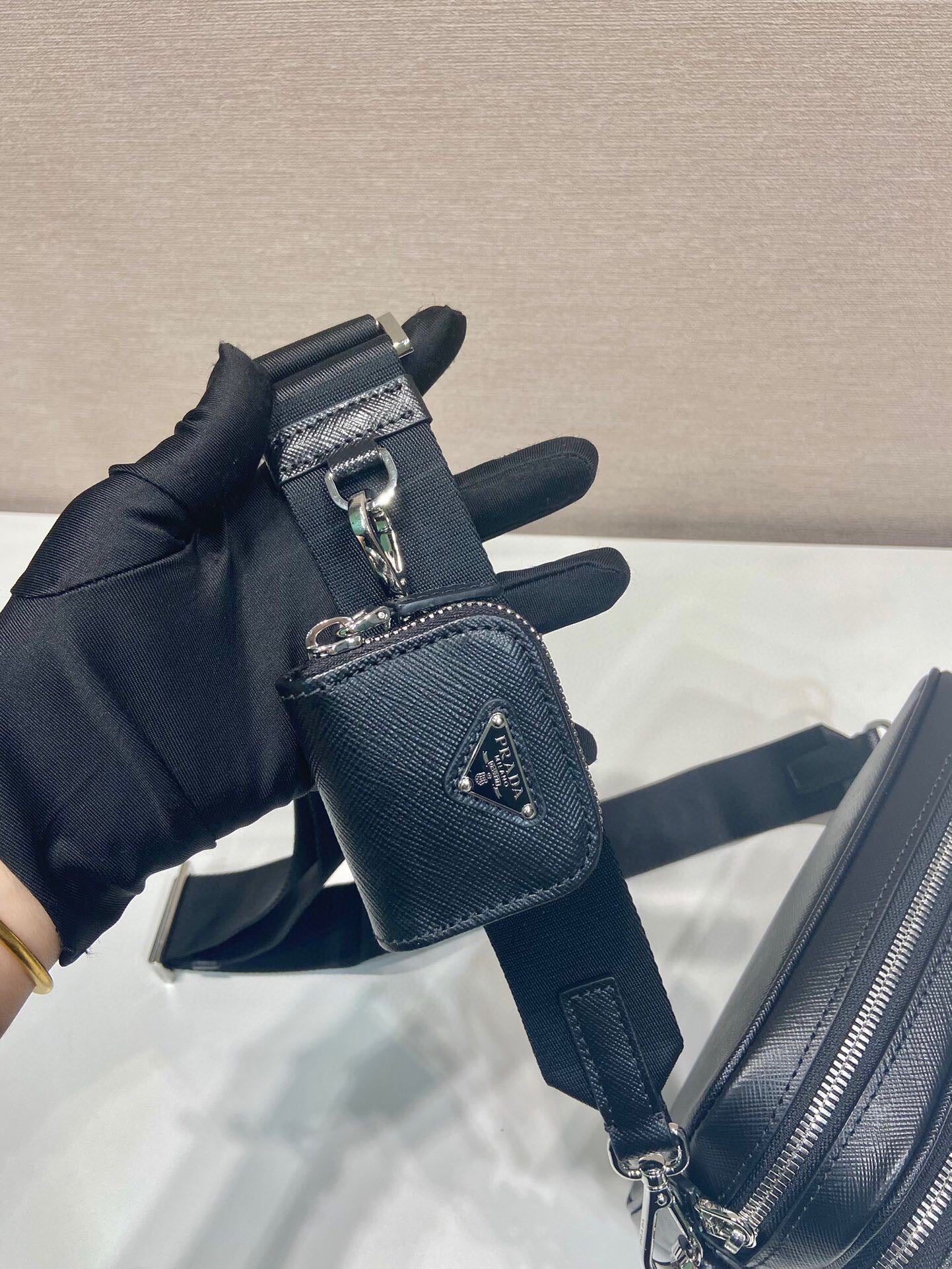 Prada Sac Bandoulière Prada Saffiano Noir Double Zip avec Porte-clé Mini Pochette
