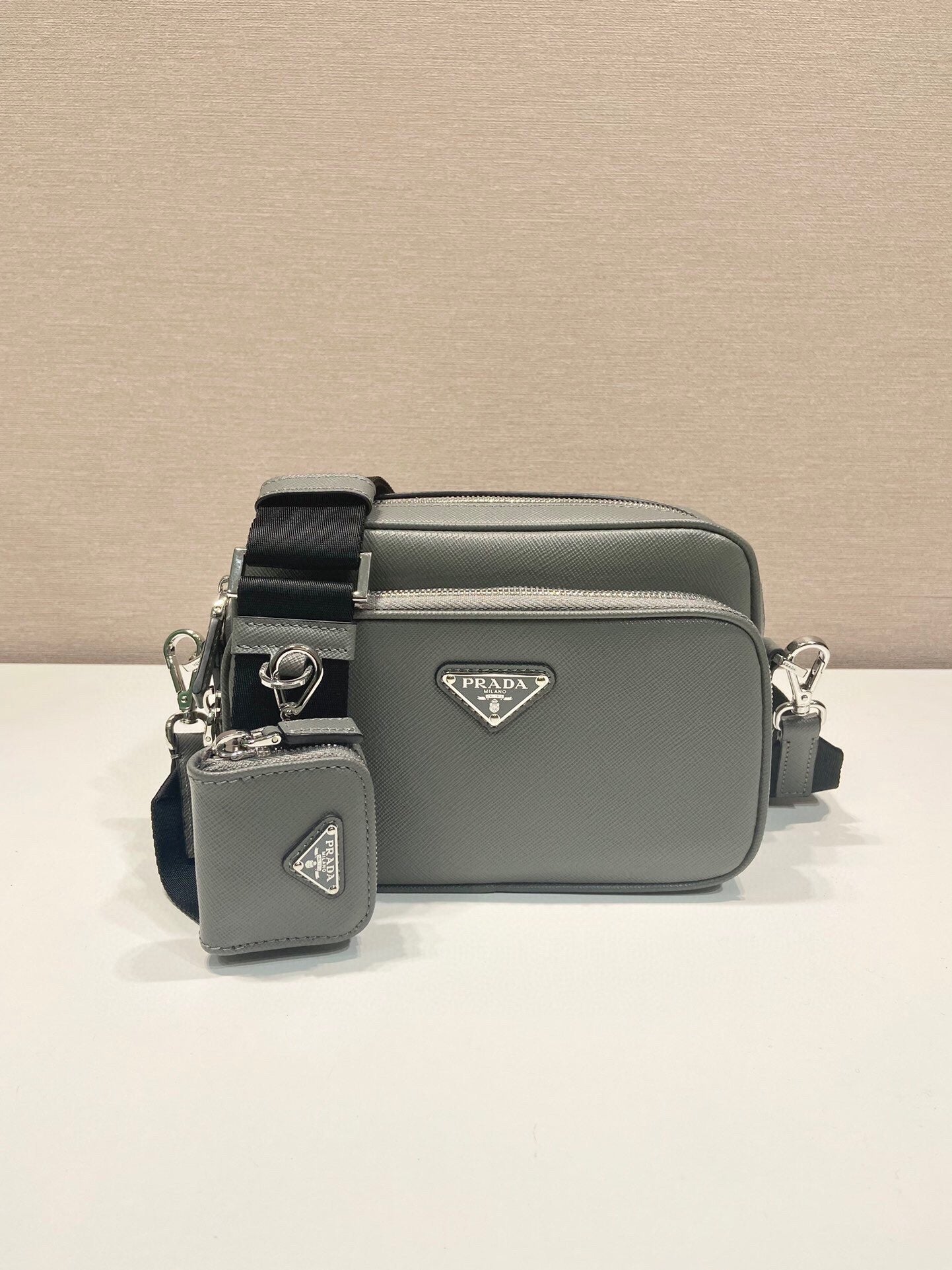 Prada Sac Bandoulière Prada Saffiano Noir Double Zip avec Porte-clé Mini Pochette