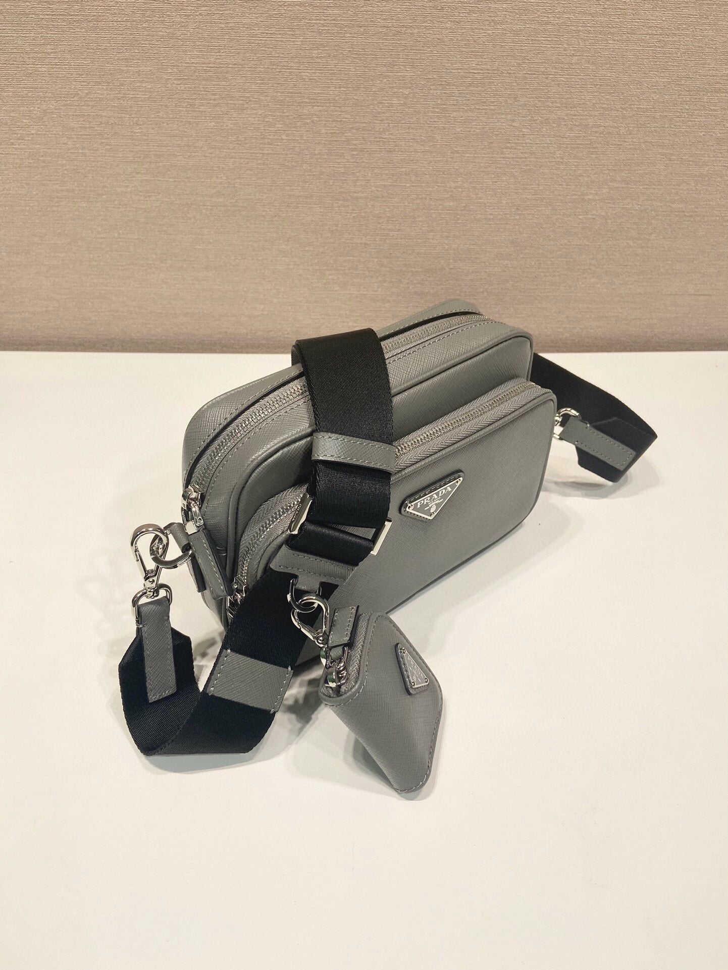 Prada Sac Bandoulière Prada Saffiano Noir Double Zip avec Porte-clé Mini Pochette