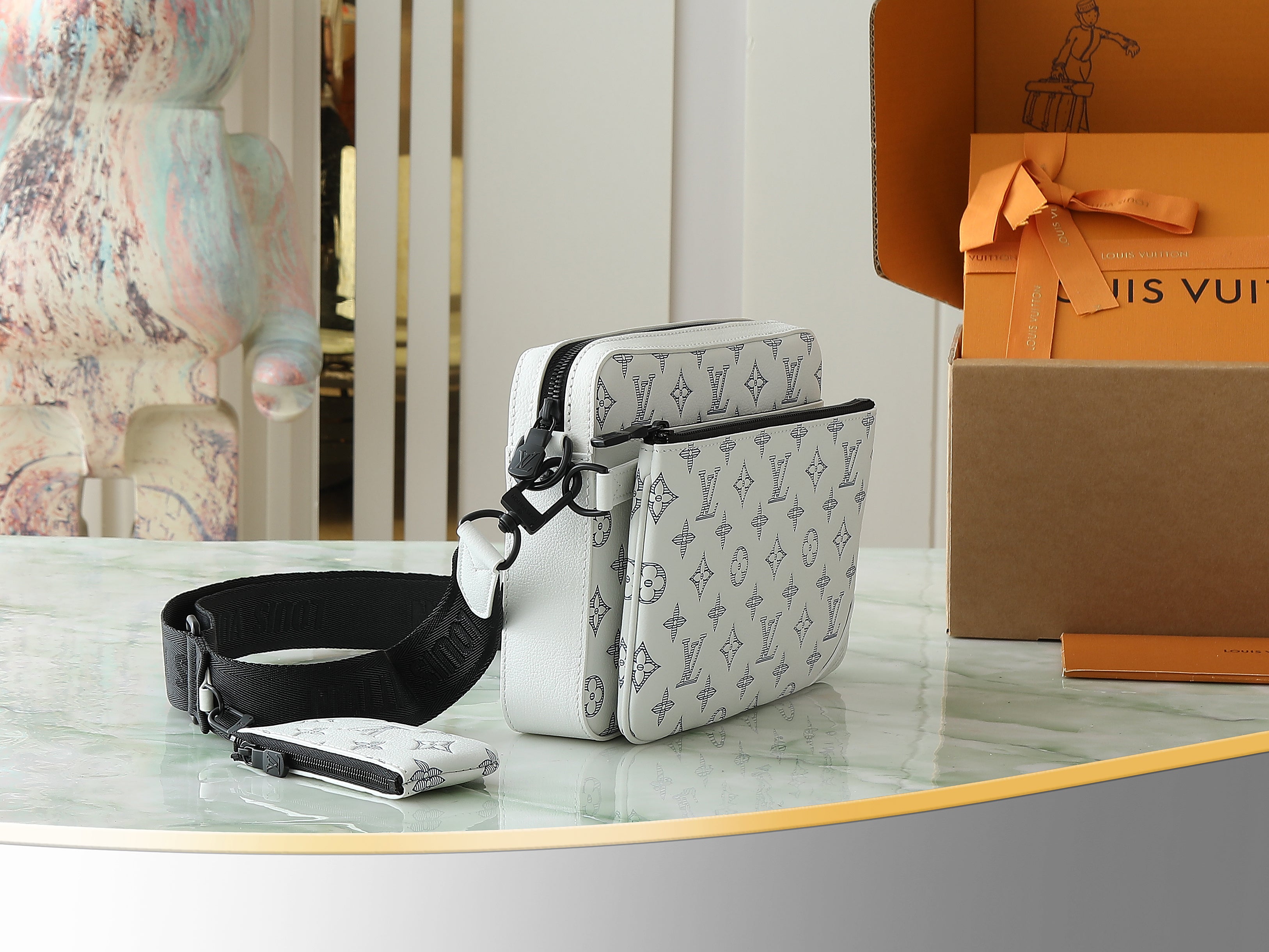 Louis Vuitton Sac Crossbody Louis Vuitton Monogram Blanc avec Pochette Frontale et Porte-cartes Zipé