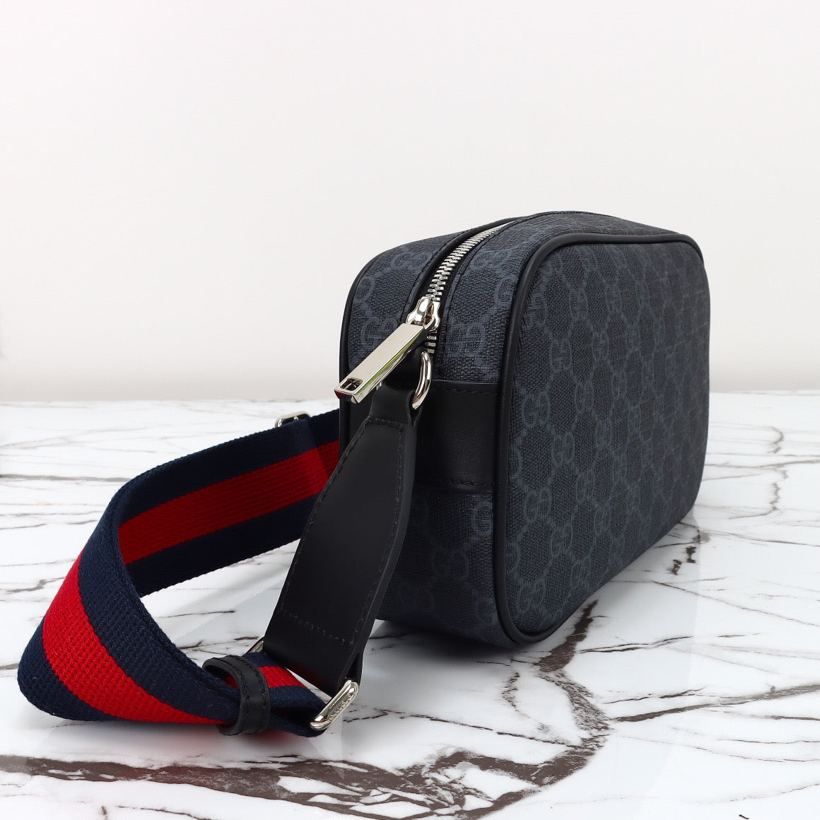 Gucci Sac Crossbody Gucci GG Supreme Noir avec Bandoulière Web Rouge et Bleu