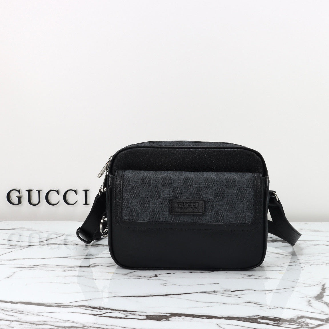 Gucci Sac Bandoulière Gucci GG Supreme Noir avec Poche Frontale Logo Gucci Milano