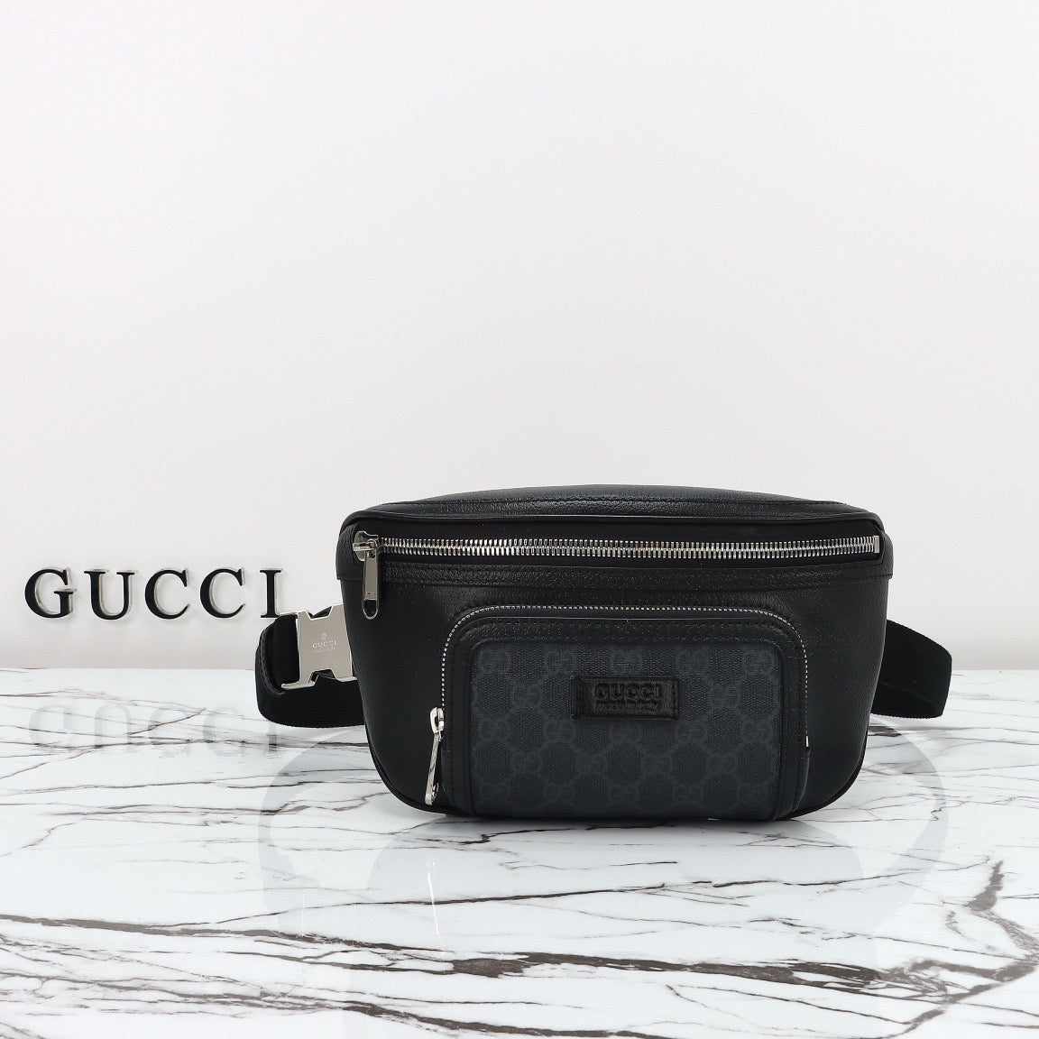 Gucci Sac Banane Gucci GG Supreme Noir avec Poche Frontale Logo Gucci Milano