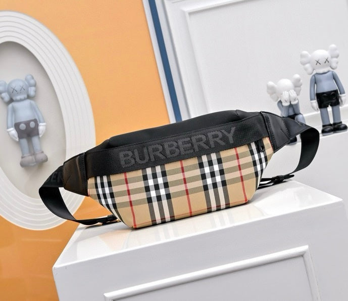 Burberry Sac Banane Burberry Vintage Check Beige avec Bande Logo BURBERRY Noire