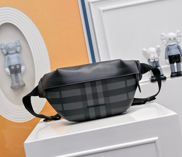 Burberry Sac Banane Burberry Check Gris Anthracite avec Finition Cuir Noir