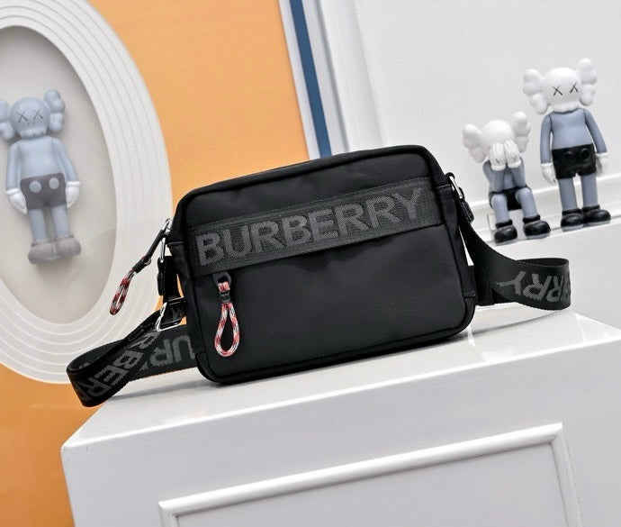 Burberry Sac Bandoulière Burberry Noir avec Bande Logo BURBERRY et Zip Cordé Signature