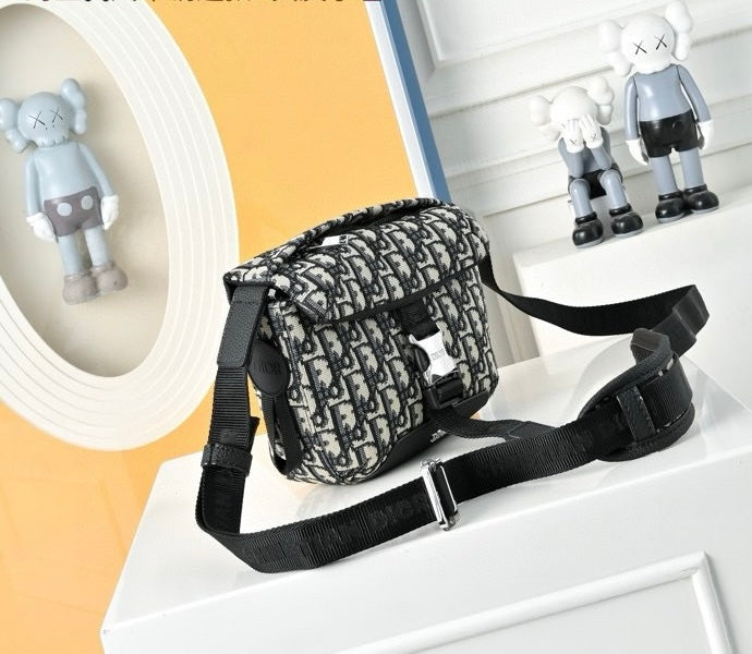 Dior Sac Banane Dior Oblique Noir avec Fermeture CD Lock Métal Argenté