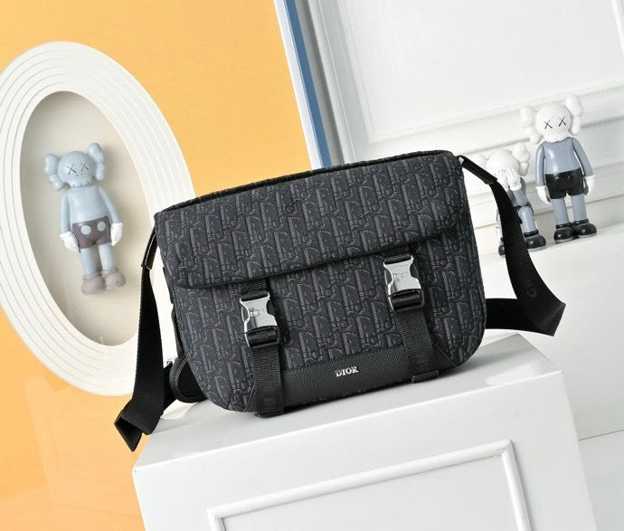 Dior Sac Messenger Dior Oblique Noir avec Double Fermeture CD Lock Argentée