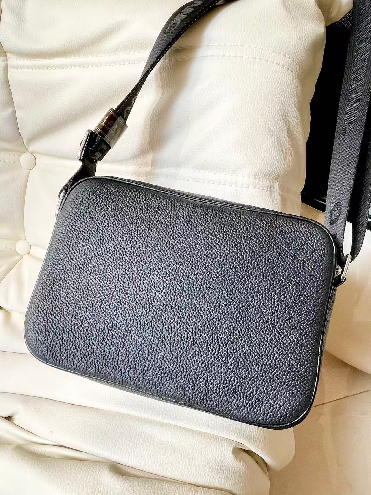 Montblanc Sac Bandoulière Montblanc Noir en Cuir Grainé avec Zip Frontal Argenté
