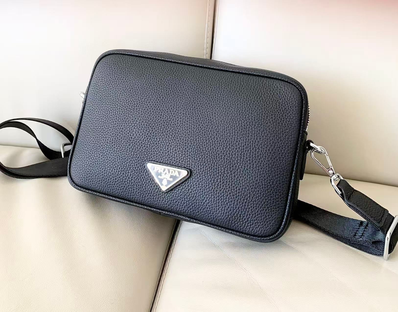 Prada Sac Bandoulière Prada Noir en Cuir Grainé avec Logo Triangle Argenté