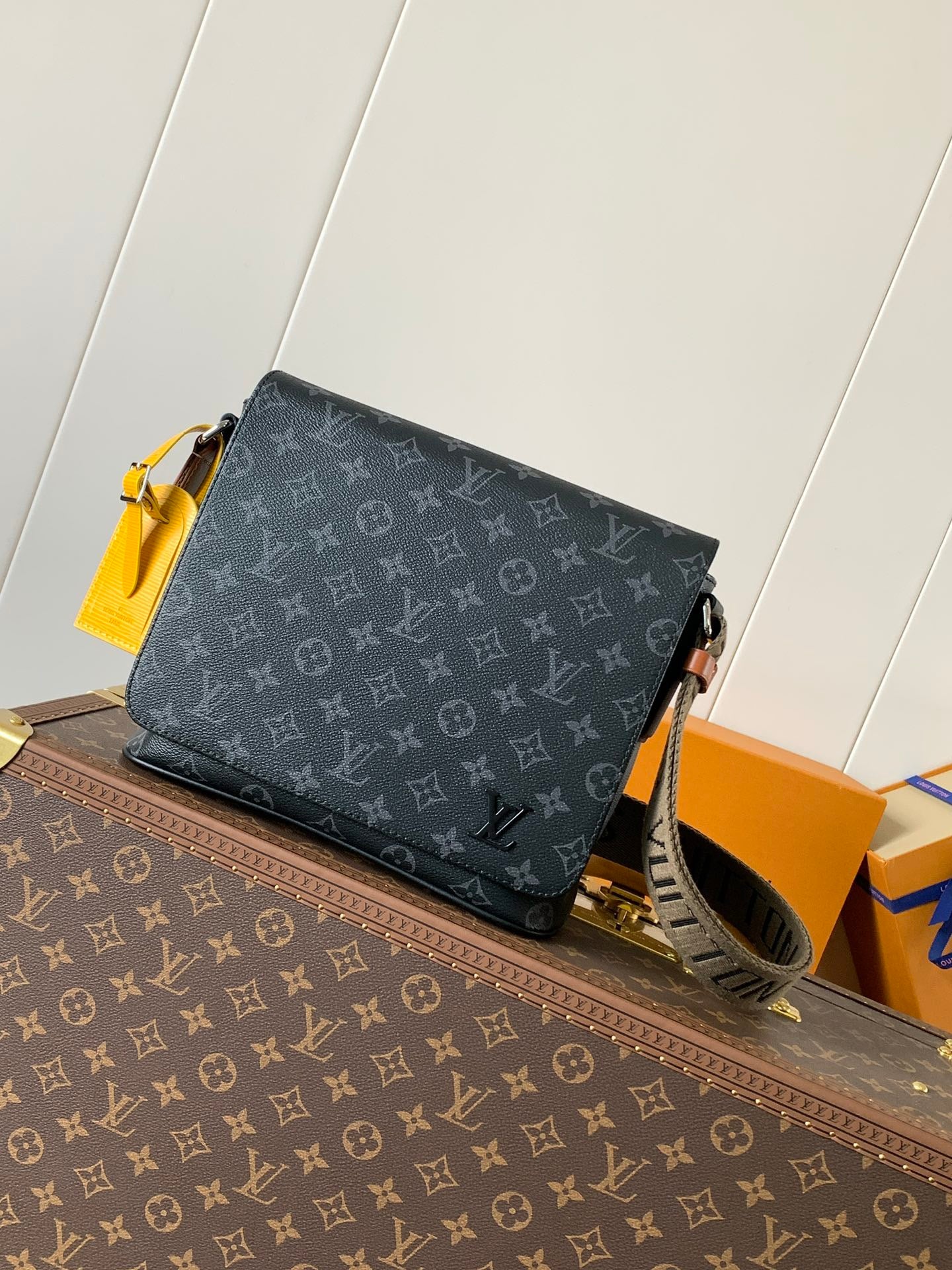 Louis Vuitton Sac Messenger Louis Vuitton Monogram Eclipse Noir à Rabat avec Bandoulière Marron et Logo LV Noir Mat