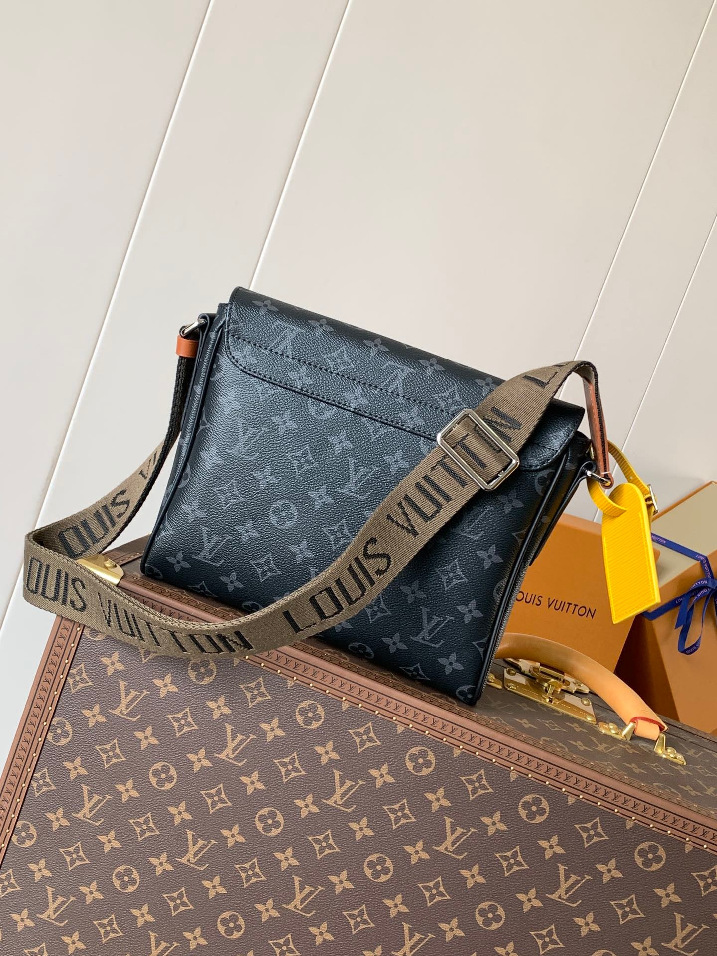 Louis Vuitton Sac Messenger Louis Vuitton Monogram Eclipse Noir à Rabat avec Bandoulière Marron et Logo LV Noir Mat