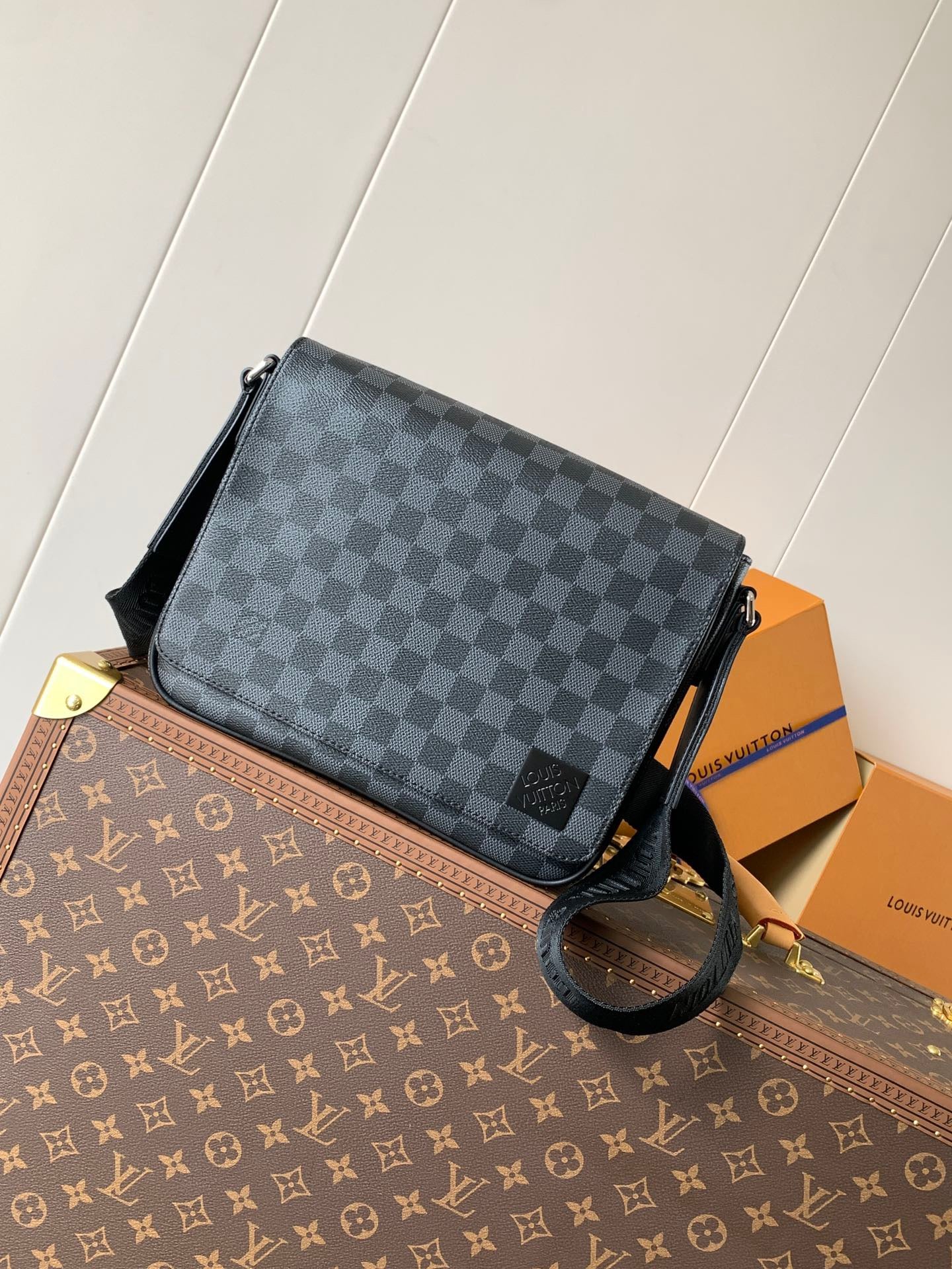 Louis Vuitton Sac Messenger Louis Vuitton Damier Graphite Noir à Rabat avec Patch Logo LV Noir Mat