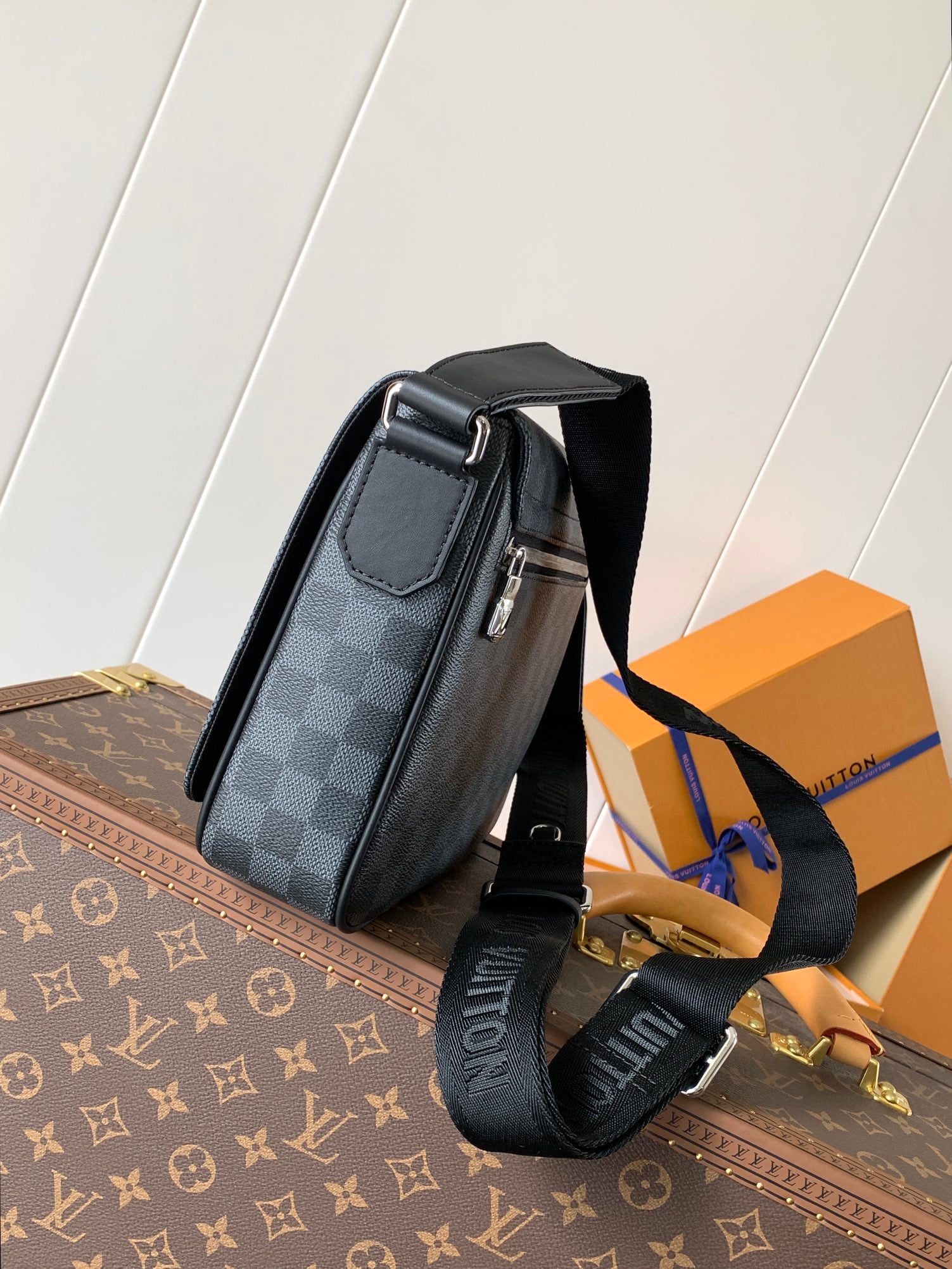 Louis Vuitton Sac Messenger Louis Vuitton Damier Graphite Noir à Rabat avec Patch Logo LV Noir Mat