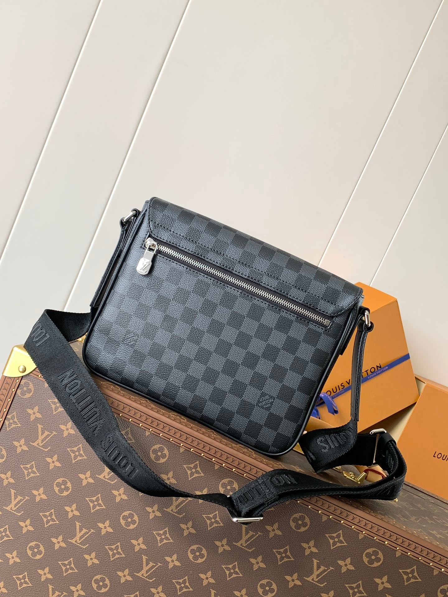 Louis Vuitton Sac Messenger Louis Vuitton Damier Graphite Noir à Rabat avec Patch Logo LV Noir Mat