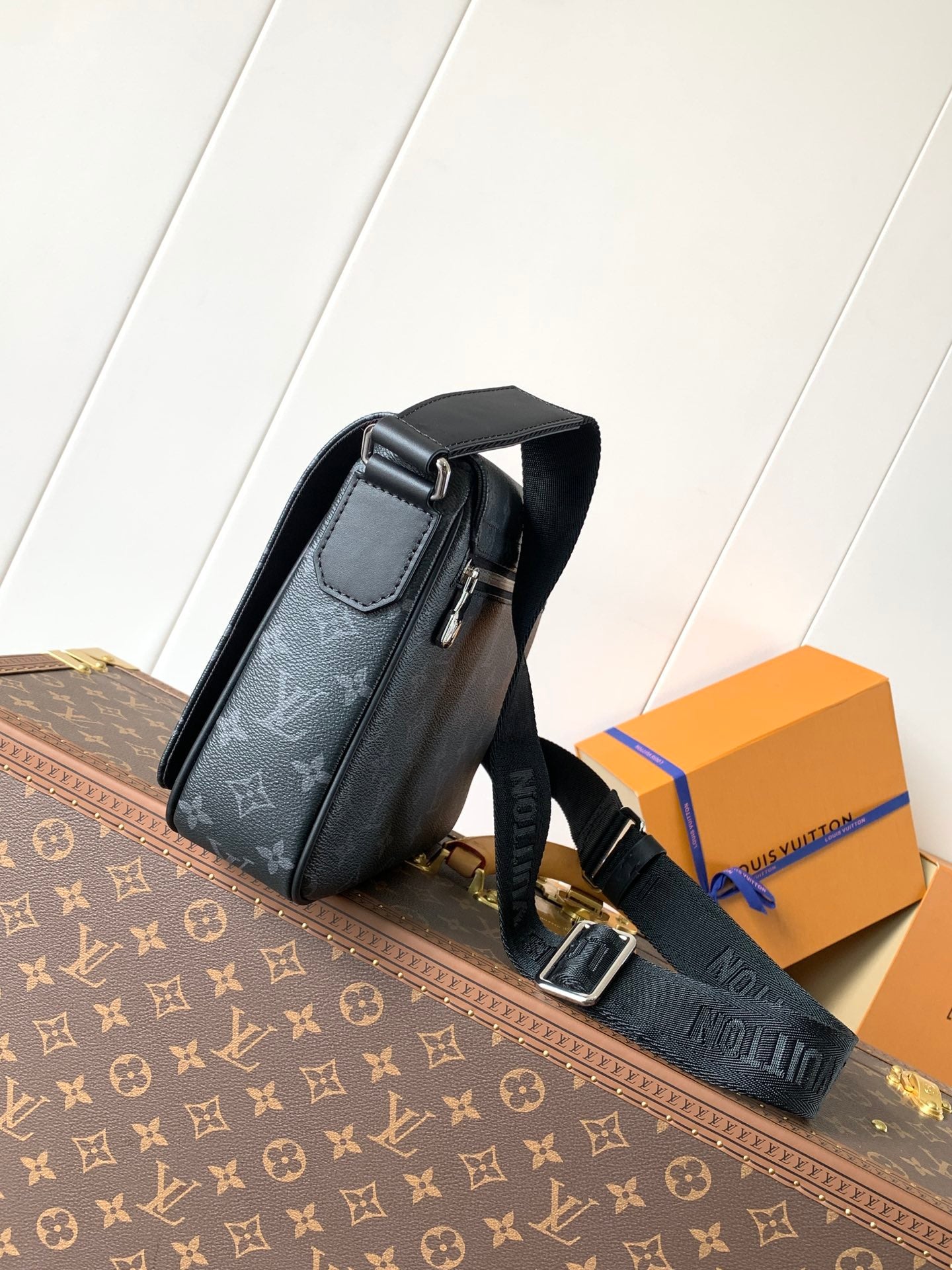 Louis Vuitton Sac Messenger Louis Vuitton Monogram Eclipse Noir à Rabat avec Bandoulière Noire et Logo LV Noir Mat