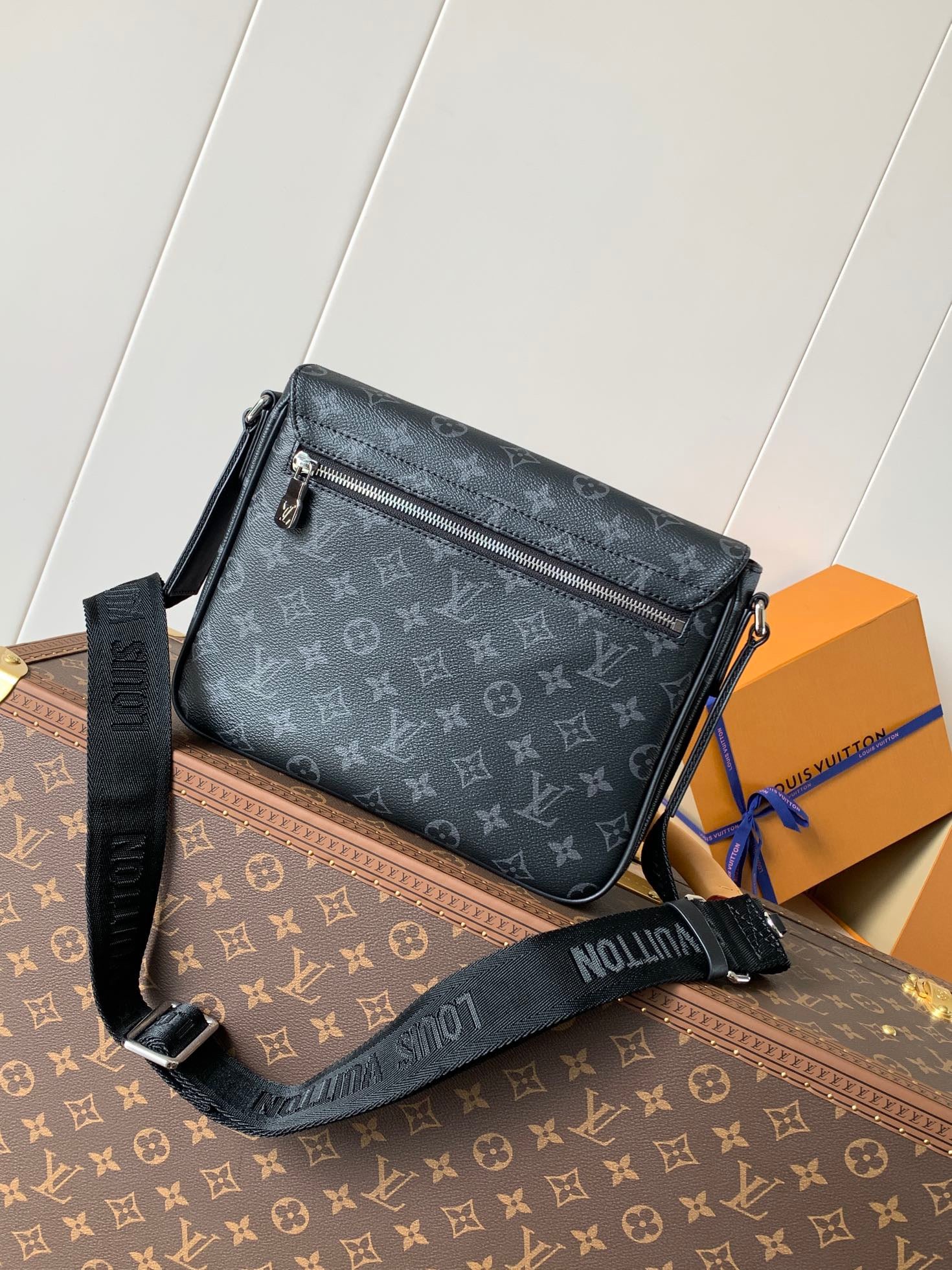 Louis Vuitton Sac Messenger Louis Vuitton Monogram Eclipse Noir à Rabat avec Bandoulière Noire et Logo LV Noir Mat