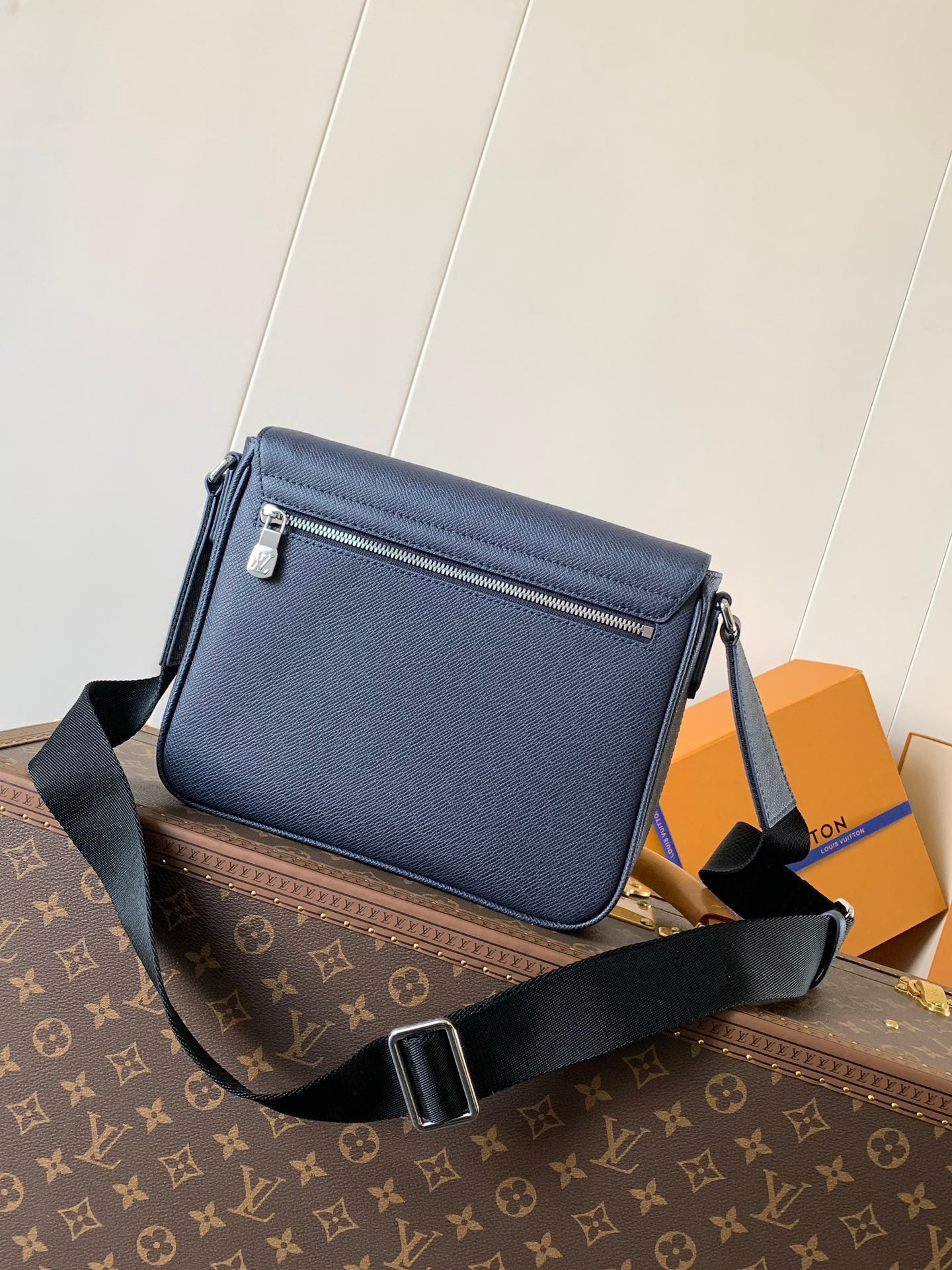 Louis Vuitton Sac Messenger Louis Vuitton Noir en Cuir Taïga avec Logo LV Embossé Noir Mat