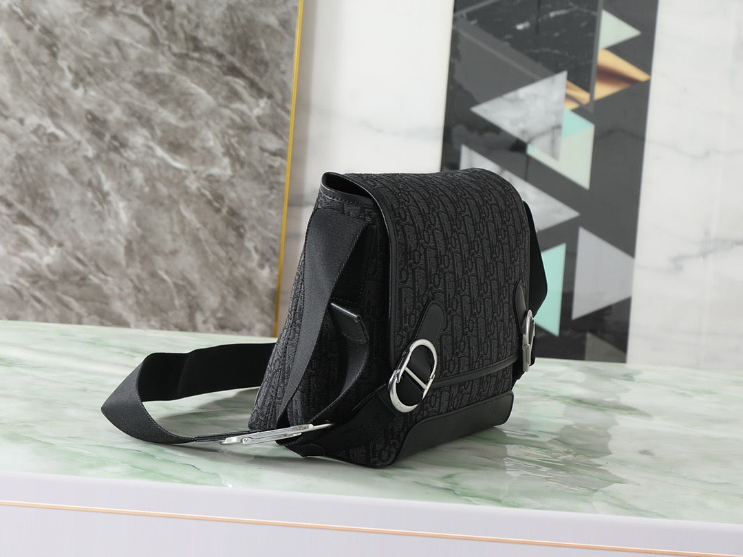 Dior Sac Messenger Dior Oblique Noir avec Double Boucle CD Argentée Frontale