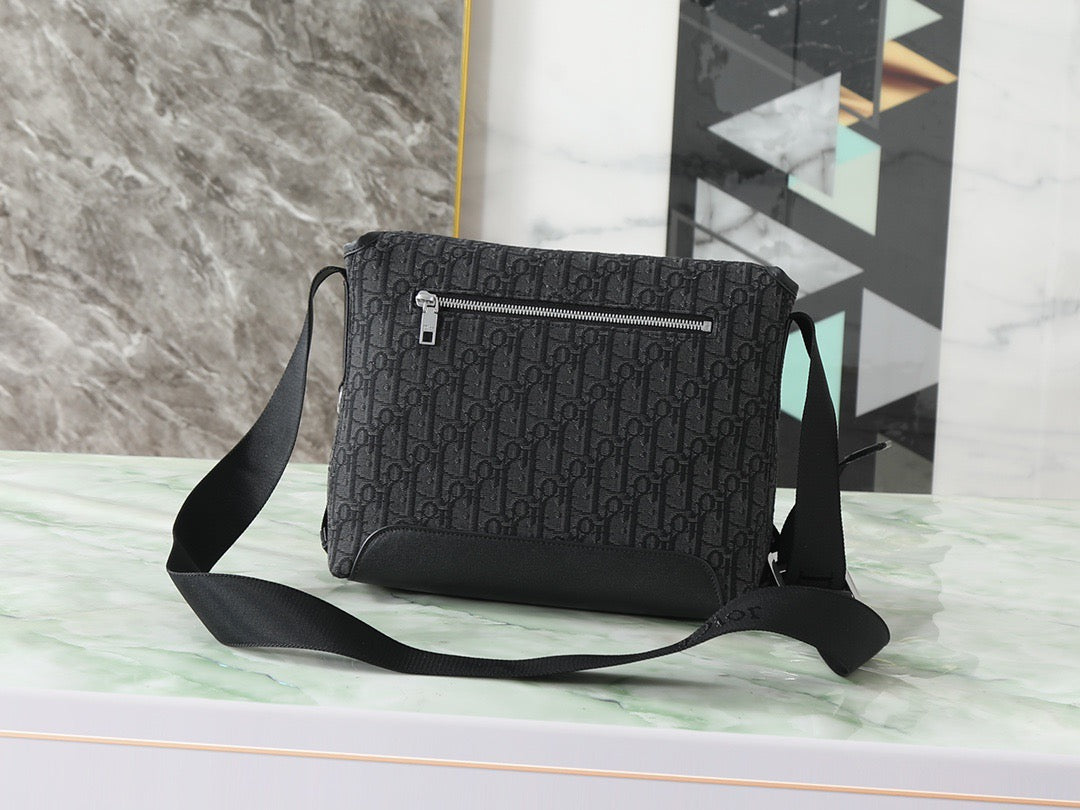 Dior Sac Messenger Dior Oblique Noir avec Double Boucle CD Argentée Frontale