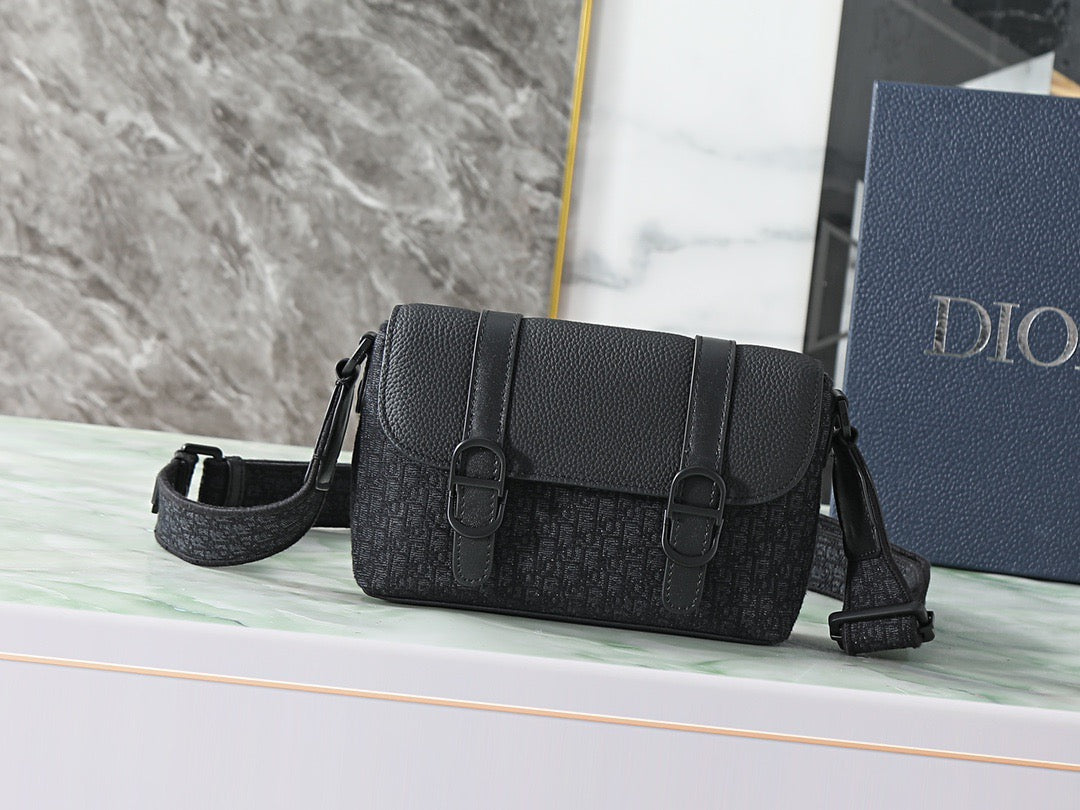 Dior Sac Messenger Dior Oblique Noir avec Double Sangle Boucle Noir Mat