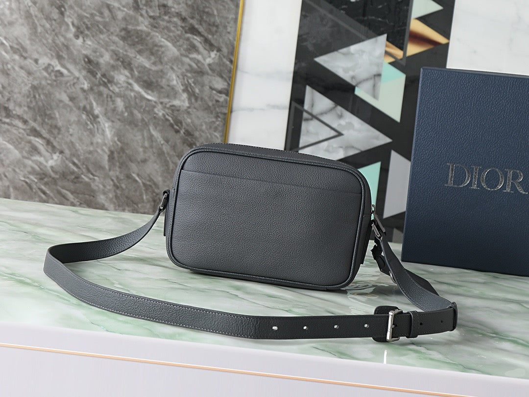 Dior Sac Bandoulière Dior Noir en Cuir Grainé avec Poche Frontale CD Noir Mat