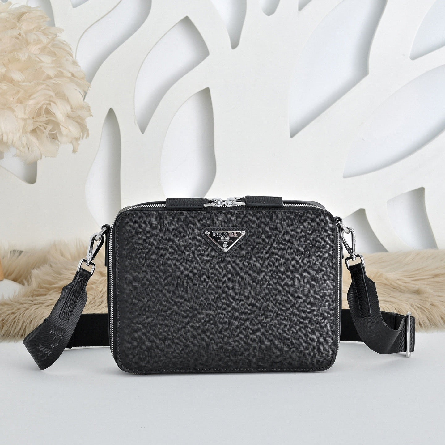 Prada Sac Bandoulière Prada Saffiano Noir avec Double Zip Argenté et Logo Triangle Métal