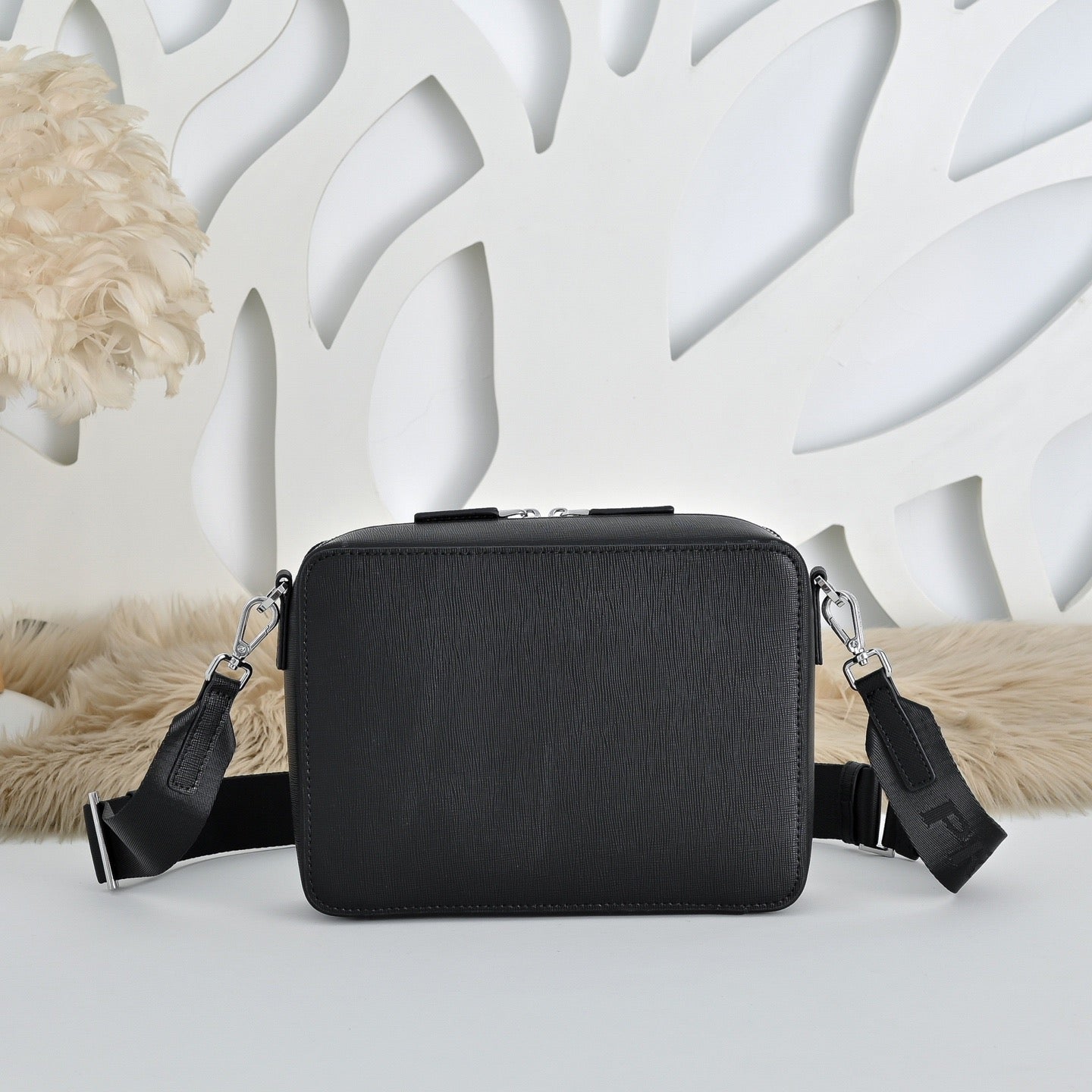 Prada Sac Bandoulière Prada Saffiano Noir avec Double Zip Argenté et Logo Triangle Métal