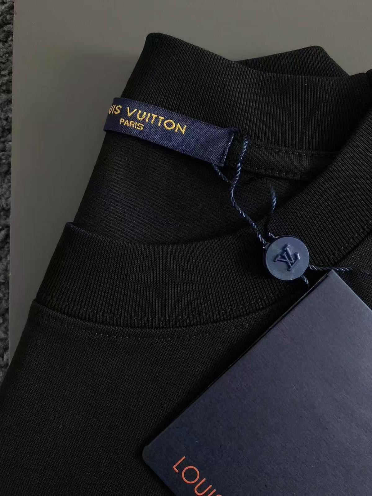 T-shirt Louis Vuitton – Esprit Street Art & Signature Audacieuse