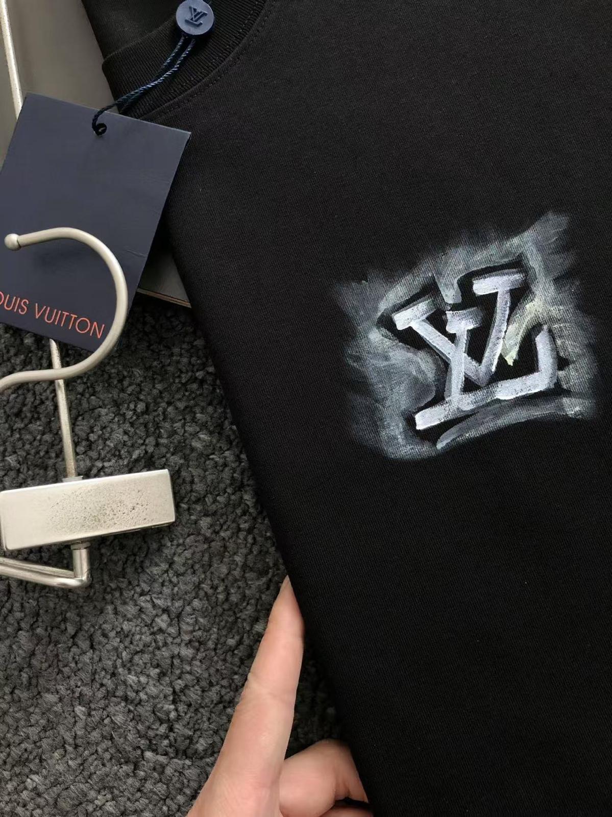T-shirt Louis Vuitton – Esprit Street Art & Signature Audacieuse