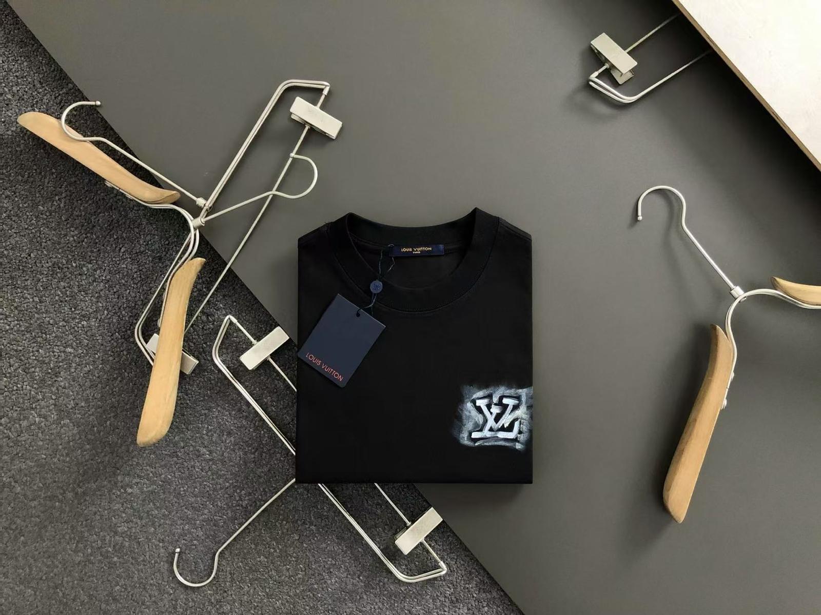 T-shirt Louis Vuitton – Esprit Street Art & Signature Audacieuse