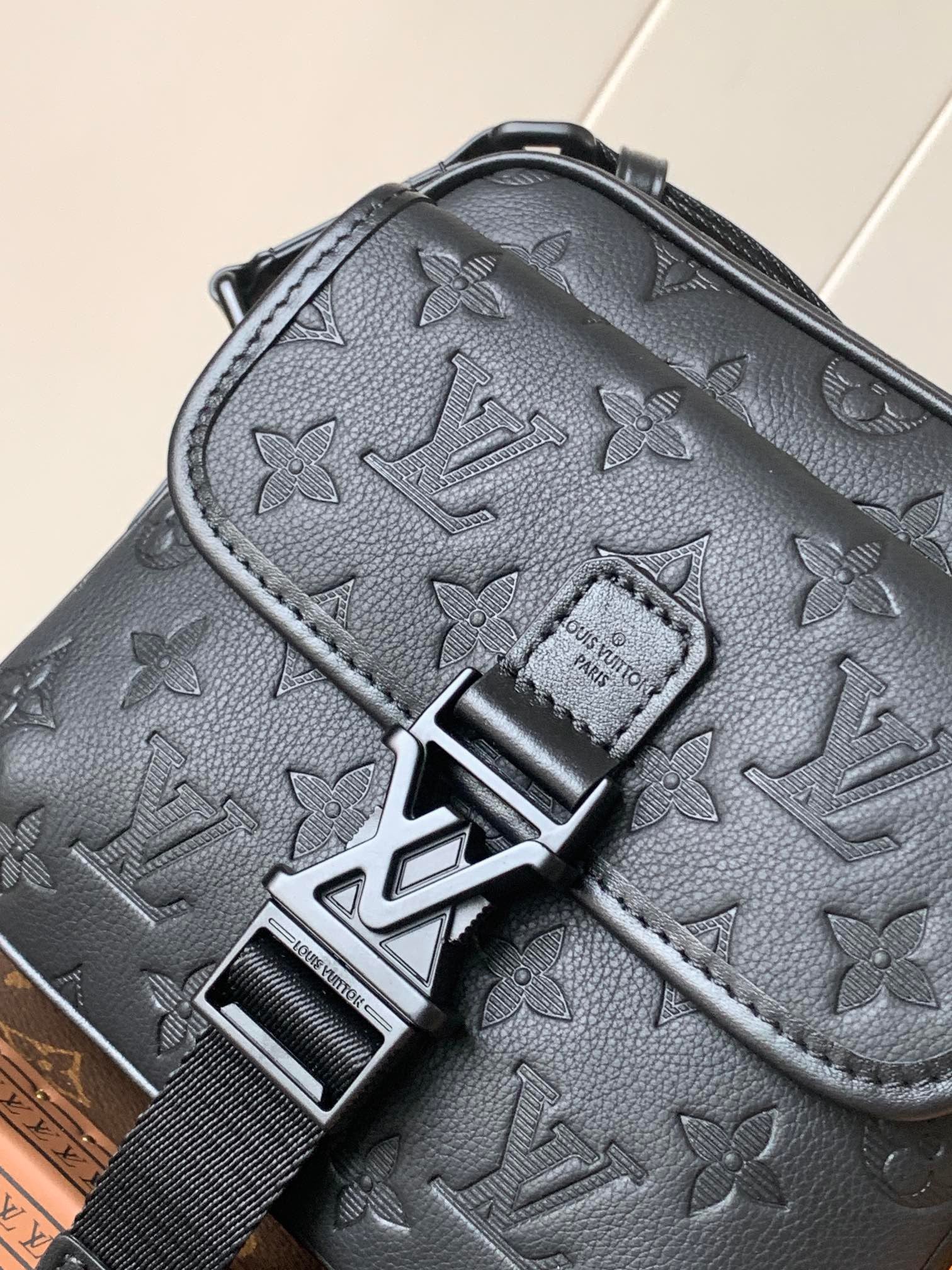 Louis Vuitton Steamer Wearable Wallet en Monogram Shadow Leather Black