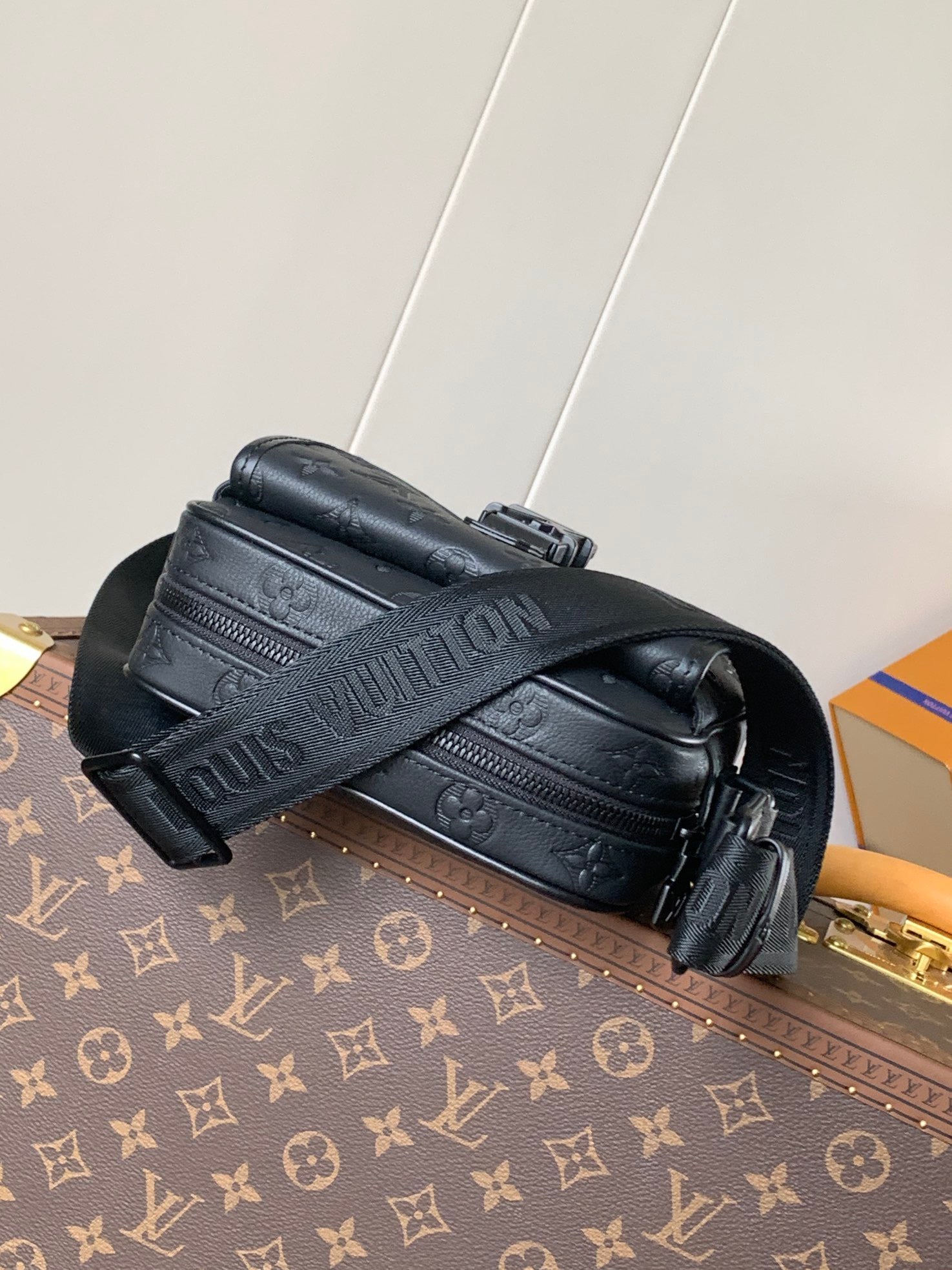 Louis Vuitton Steamer Wearable Wallet en Monogram Shadow Leather Black
