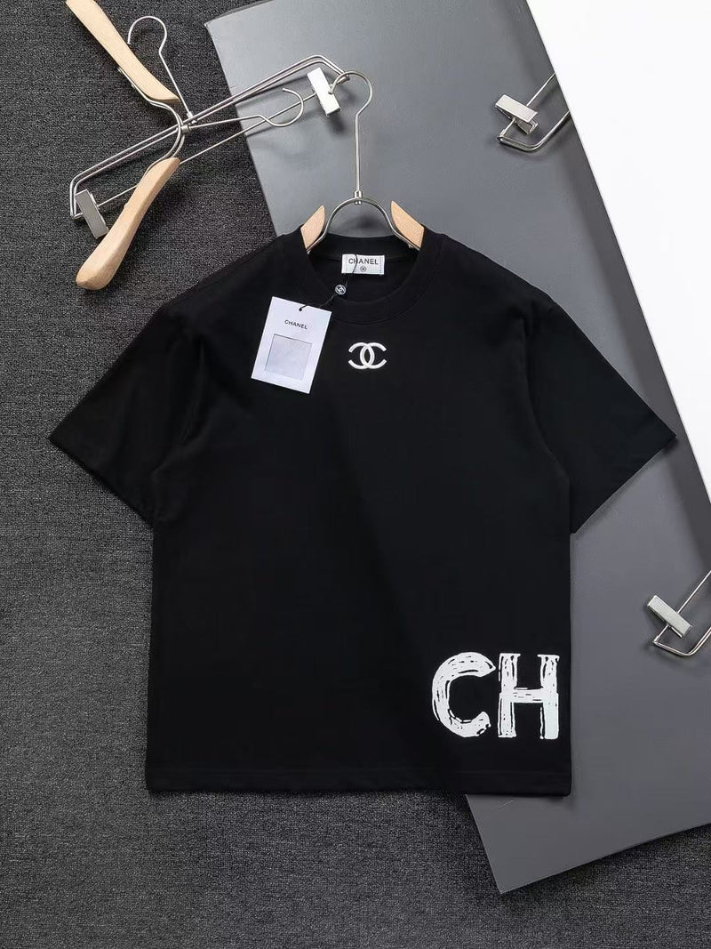 <p><strong>Chanel</strong></p>