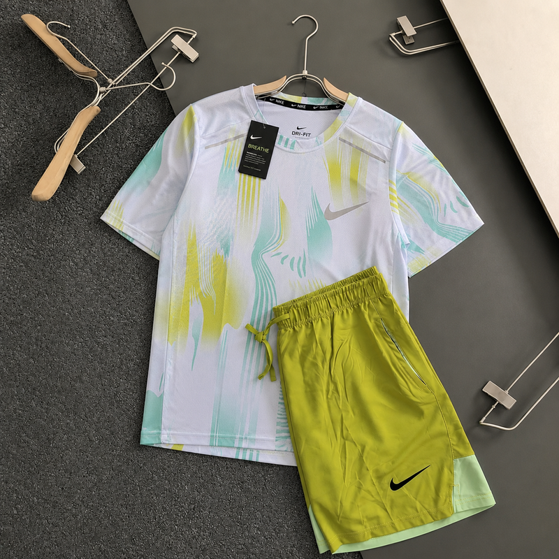 <p><strong>Nike</strong></p>