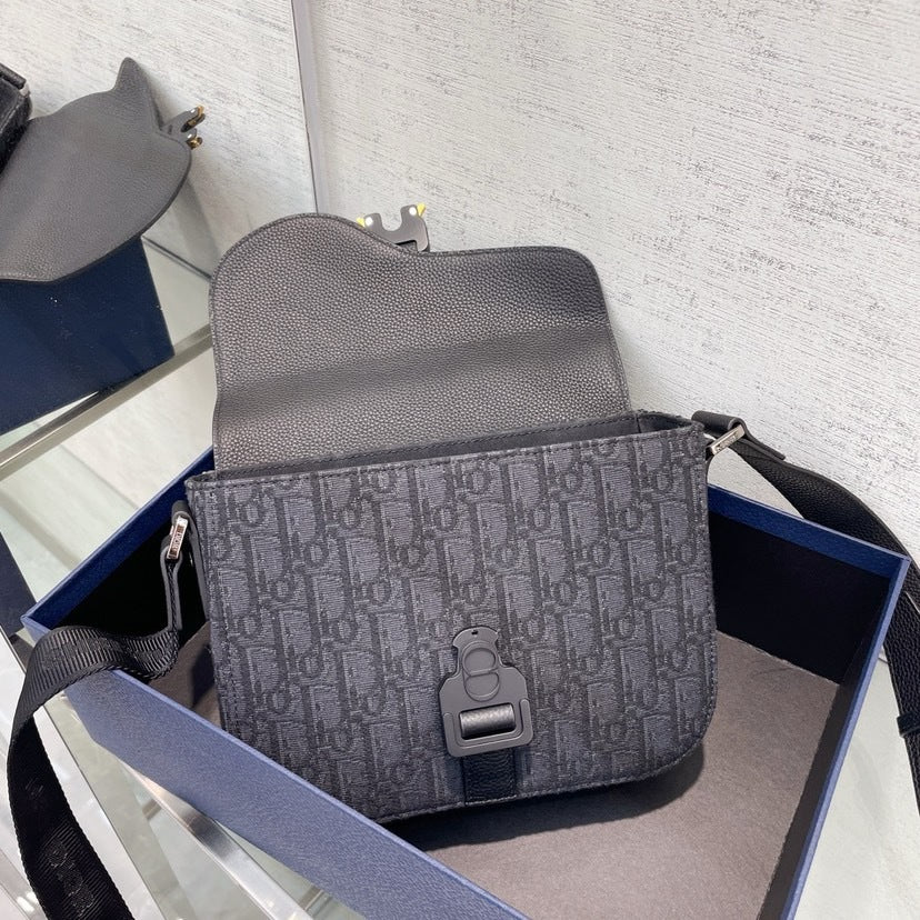 Sac Christian Dior – Élégance Urbaine & Signature Contemporaine