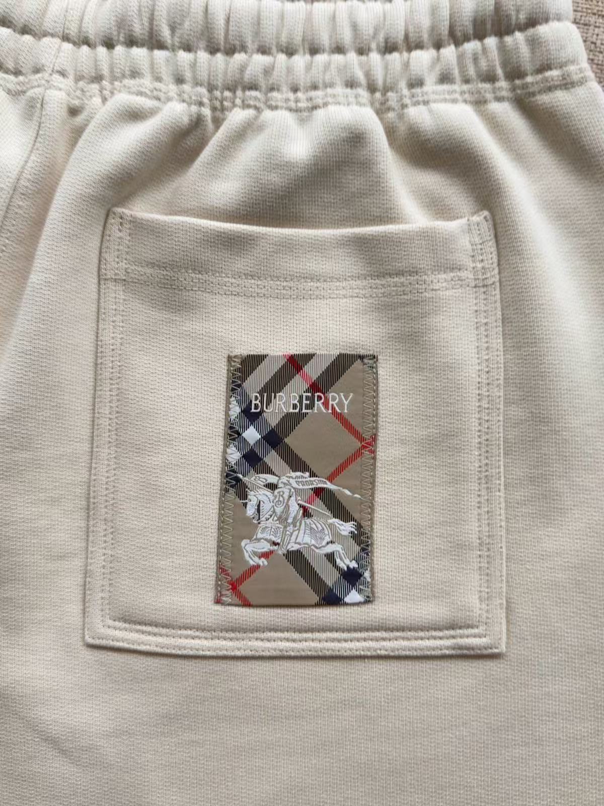 Short Burberry – Élégance Naturelle & Confort Premium
