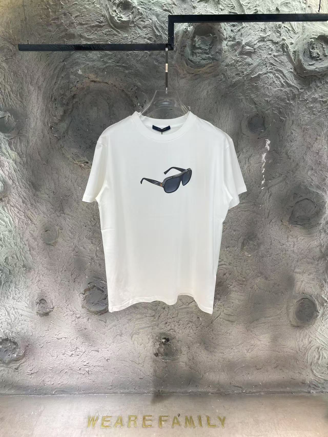 T-shirt Louis Vuitton – Minimalisme Graphique & Esprit Lifestyle
