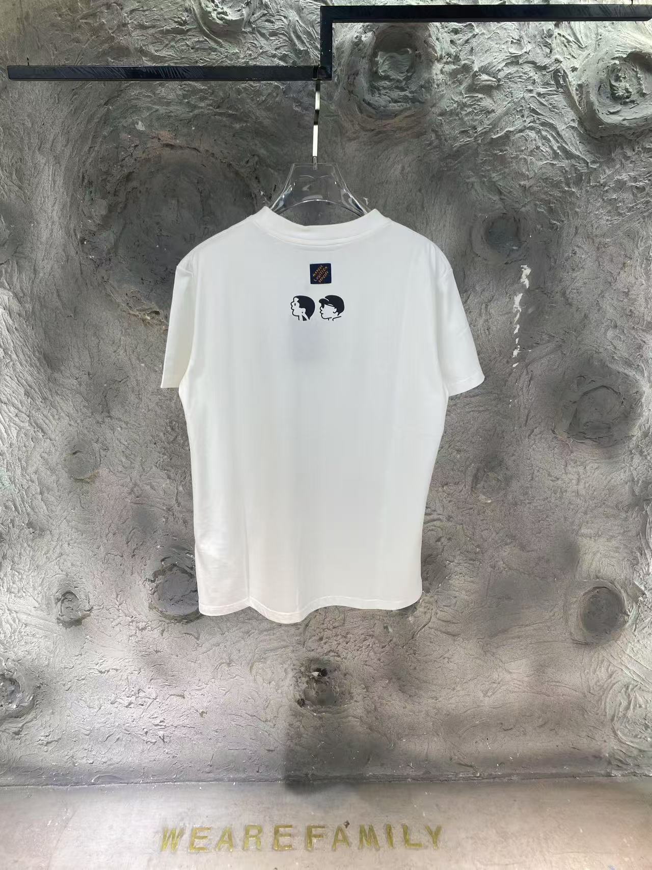 T-shirt Louis Vuitton – Minimalisme Graphique & Esprit Contemporain