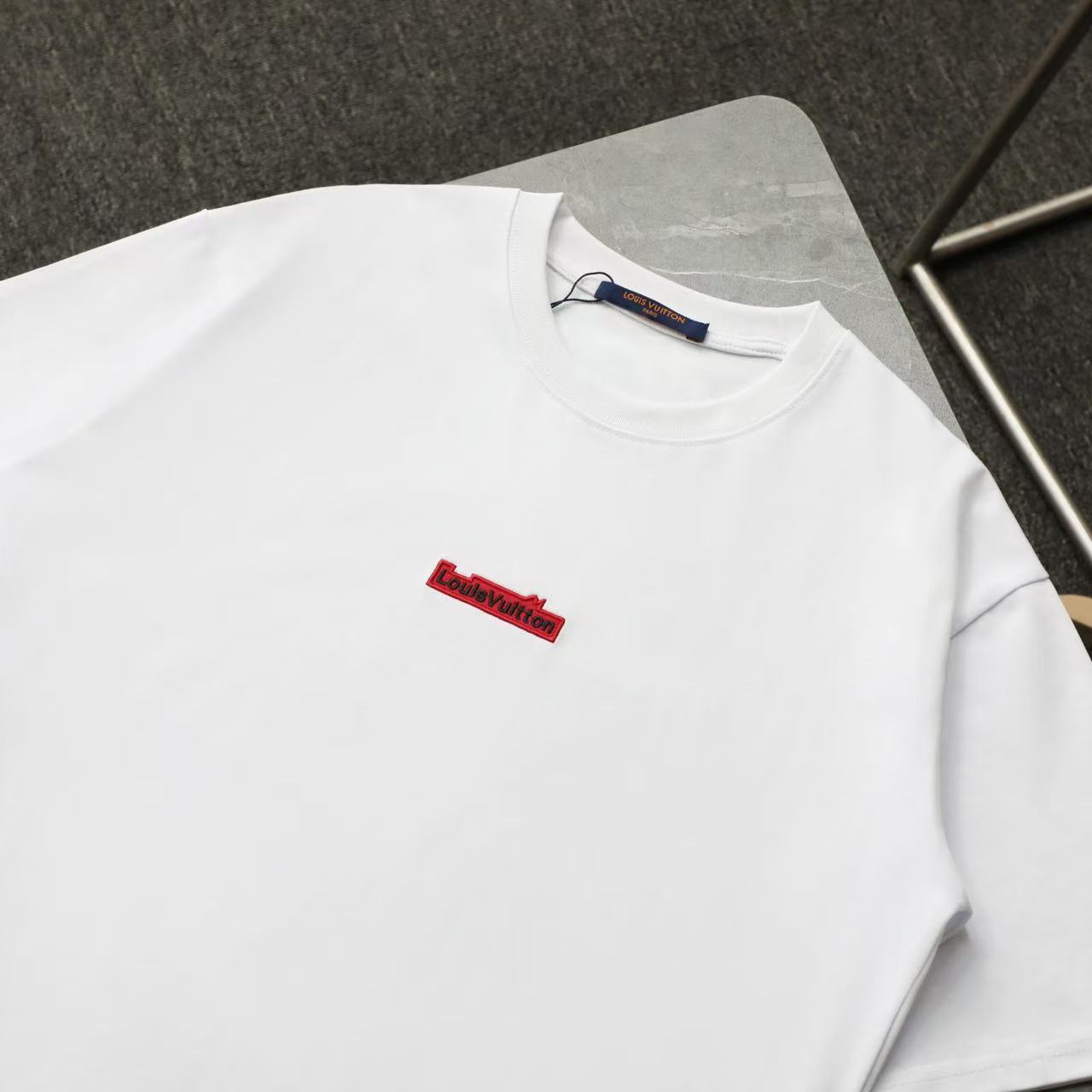 T-shirts Louis Vuitton – Minimalisme Urbain & Signature Contemporaine