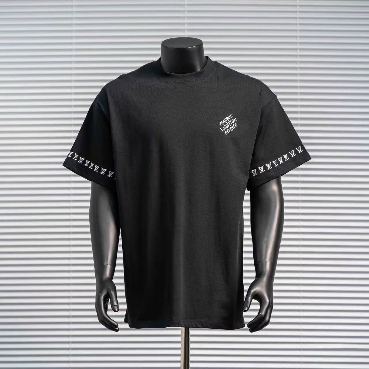 T-shirt Louis Vuitton – Sobriété Moderne & Signature Distinctive