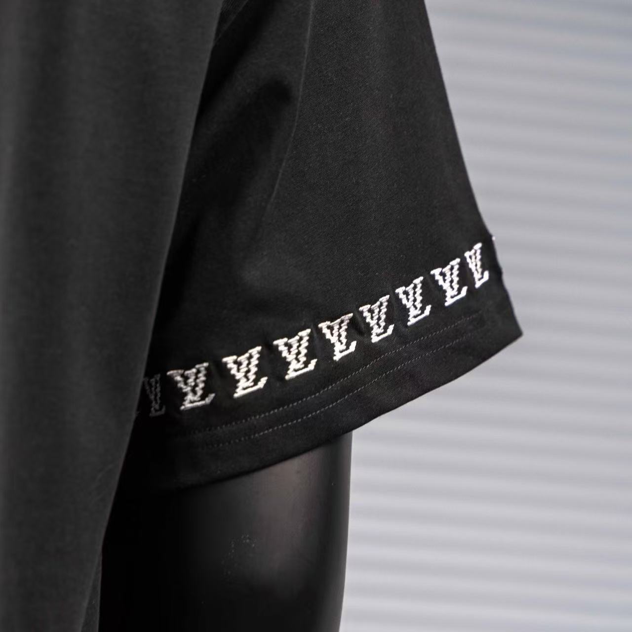 T-shirt Louis Vuitton – Sobriété Moderne & Signature Distinctive